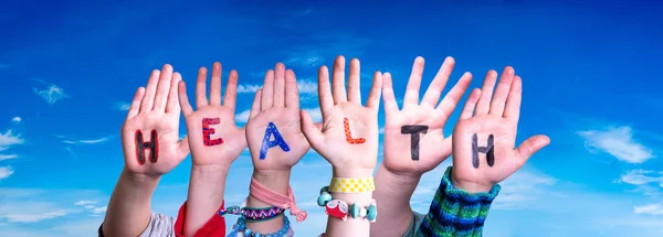 Kinderen Handen Bouwen Kleurrijk Engels Woord Gezondheid Blauwe Lucht Als — Stockfoto