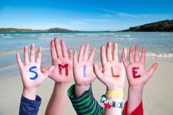 Çocuk Elleri Renkli Ngilizce Kelime Gülümsemesi Yapıyor Yaz Okyanusu Deniz — Stok fotoğraf
