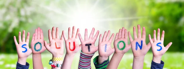 Children Hands Building Kolorowe Angielskie Rozwiązania Word Lato Słoneczna Zielona — Zdjęcie stockowe