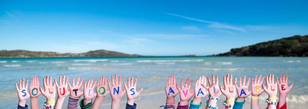 子供の手はカラフルな英語の単語の解決策を構築利用可能 夏の海 海とビーチの背景 — ストック写真