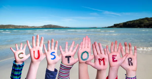 Kinderen Handen Bouwen Kleurrijke Engels Word Klant Zomer Oceaan Zee — Stockfoto