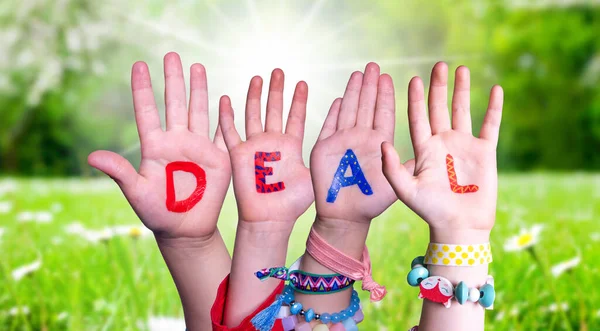 Kinderen Handen Bouwen Kleurrijke Engelse Word Deal Zonnig Groen Gras — Stockfoto