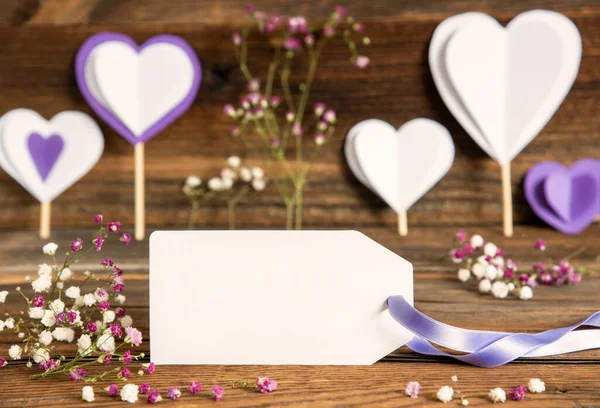 给你的自由文字贴上带有复制空间的标签 紫丁香装饰与春花布置 具有木制背景的心脏符号 — 图库照片