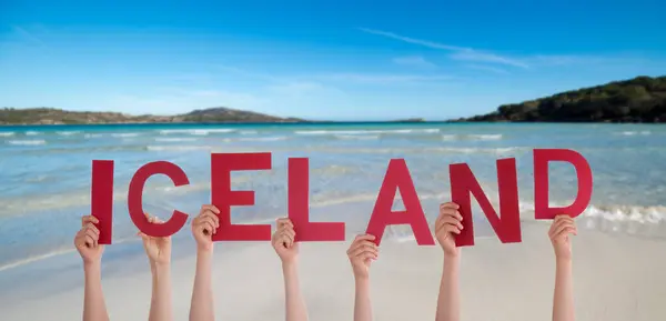 Pessoas Pessoas Mãos Construindo Palavra Inglesa Islândia Oceano Verão Mar — Fotografia de Stock