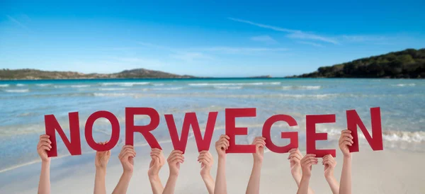 ドイツ語の単語を構築する人や人ノルウェーはノルウェーを意味します 背景として夏の海 海とビーチ — ストック写真