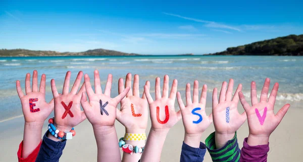 子供の手カラフルなドイツ語の単語Exklusivを構築することは排他を意味します 背景として夏の海 海とビーチ — ストック写真