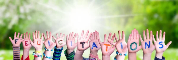 Bambini Hands Building Colorato Parola Francese Felicitatins Significa Congratulazioni Prato — Foto Stock
