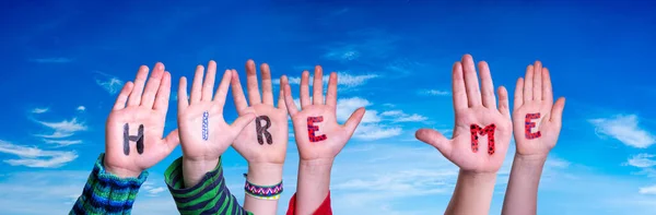 Children Hands Building Kolorowe Angielskie Słowo Zatrudnij Mnie Błękitne Niebo — Zdjęcie stockowe