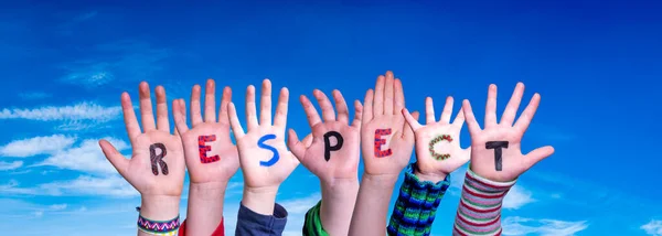 孩子们手握多彩的英语单词尊重 蓝天为背景 — 图库照片