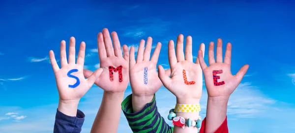 Çocuk Elleri Renkli Ngilizce Kelime Gülümsemesi Yapıyor Mavi Gökyüzü Arkaplan — Stok fotoğraf