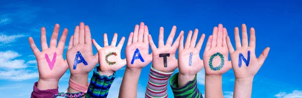 Crianças Mãos Construindo Colorido Inglês Palavra Férias Céu Azul Como — Fotografia de Stock