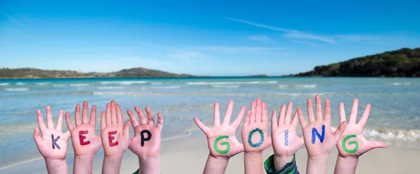 孩子们手握多彩的英语单词继续前进 夏季海 滩背景 — 图库照片