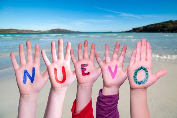 Kinderhände Bauen Buntes Spanisches Wort Nuevo Bedeutet Neu Sommer Ozean — Stockfoto