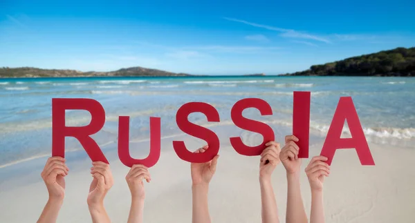 人或人的手建设英语单词俄罗斯 夏季海 滩背景 — 图库照片