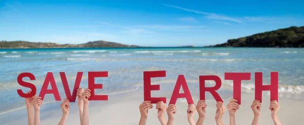 人或人的手建设英语单词拯救地球 夏季海 滩背景 — 图库照片
