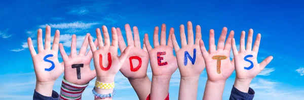 Çocuk Elleri Renkli Ngilizce Kelime Öğrencileri Yapıyor Mavi Gökyüzü Arkaplan — Stok fotoğraf