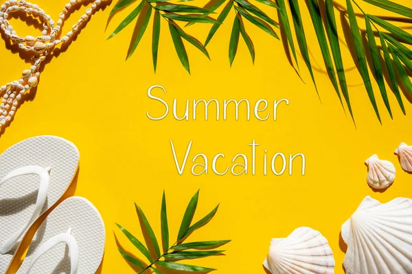 英語のテキスト夏休みとフラットレイ シェル ヤシの葉やフリップフロップのような夏と海のアクセサリーと黄色の背景 — ストック写真