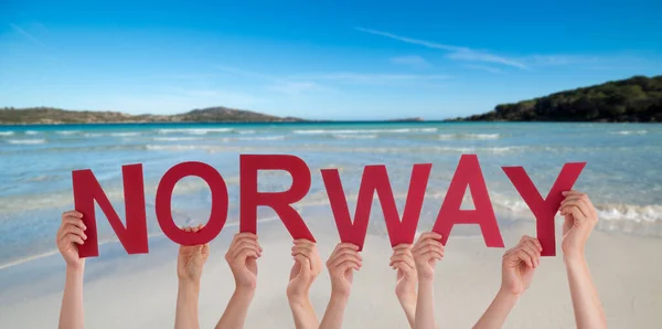 英語の単語ノルウェー語を構築する人や人 背景として夏の海 海とビーチ — ストック写真