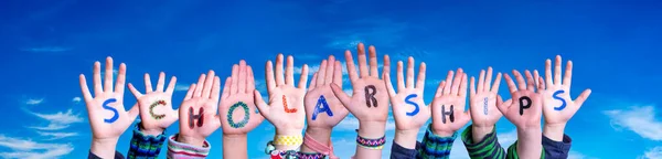 Dzieci Hands Building Kolorowe Angielskie Stypendia Word Błękitne Niebo Jako — Zdjęcie stockowe