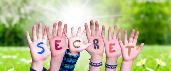 Kinderen Handen Bouwen Kleurrijk Engels Woord Geheim Zonnig Groen Gras — Stockfoto