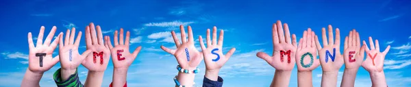 Kinderen Handen Bouwen Kleurrijke Engelse Woord Tijd Geld Blauwe Lucht — Stockfoto