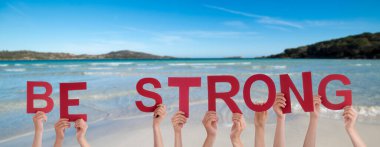 Insanlar ya da Kişi Elleri İngilizce kelime inşa Güçlü olun. Yaz Okyanusu, Deniz ve Plaj Arkaplan Olarak.