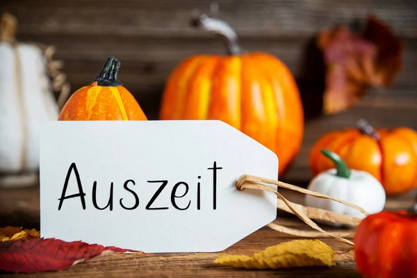 Podzimní Dekorace Pomerančovými Dýněmi Rustikální Podzimní Dekorace Etiketou Text Auszeit — Stock fotografie