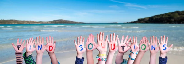 子供の手カラフルな英語の単語を見つけるソリューションを構築します 背景として夏の海 海とビーチ — ストック写真