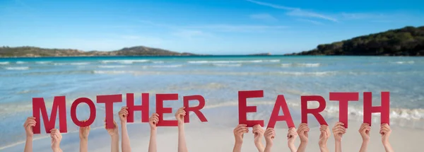 英語の単語を構築する人や人母なる地球 背景として夏の海 海とビーチ — ストック写真