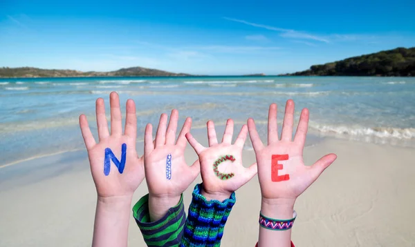 子供の手カラフルな英語の単語ニースを構築します 背景として夏の海 海とビーチ — ストック写真