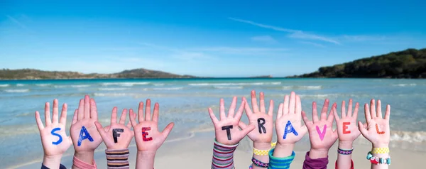 Діти Будують Барвисте Англійське Слово Безпечне Подорожування Літо Океан Пляж — стокове фото