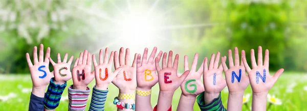 Dzieci Hands Building Kolorowe Niemieckie Słowo Schulbeginn Oznacza Pierwszy Dzień — Zdjęcie stockowe