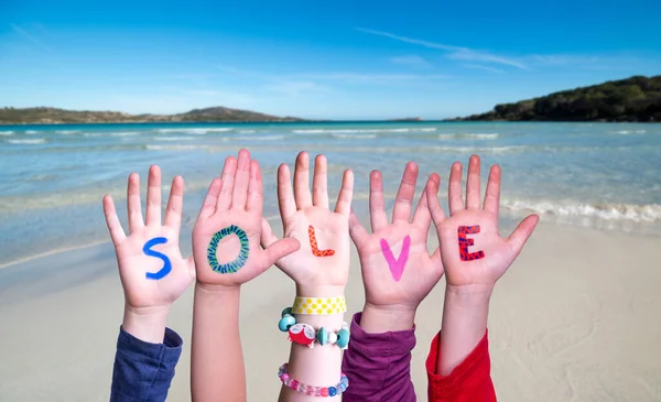 子供の手カラフルな英語の単語の解決を構築します 夏の海 海とビーチの背景 — ストック写真