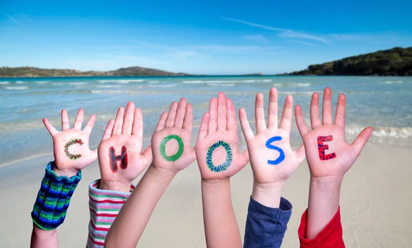 孩子们手握多彩的英语单词创意 夏季海 滩背景 — 图库照片