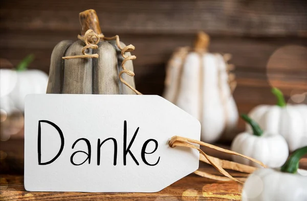 パンプキンスで秋の装飾 ドイツ語のテキストデンマーク語でラベル付きの素朴な秋の装飾 英語で感謝を意味します — ストック写真