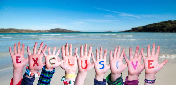 Children Hands Building Kolorowe Angielskie Słowo Exclusive Ocean Letni Morze — Zdjęcie stockowe