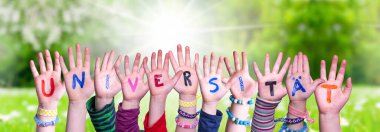 Çocuk Elleri Renkli Almanca Kelime Üniversitesi Üniversite demek. Arkaplan Olarak Güneşli Yeşil Çimen Çayırı.