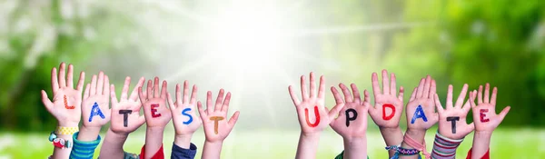 Children Hands Building Colorful English Word Najnowsza Aktualizacja Słoneczna Zielona — Zdjęcie stockowe
