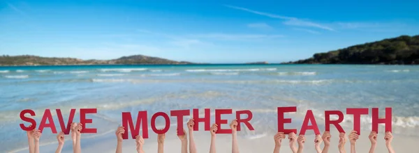人或人的手建设英语单词拯救地球母亲 夏季海 滩背景 — 图库照片