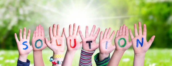 Kinderen Handen Bouwen Kleurrijke Engelse Word Solution Zomer Zonnig Groen — Stockfoto