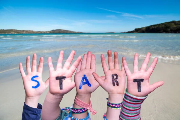 Crianças Mãos Construindo Colorido Inglês Word Start Oceano Verão Mar — Fotografia de Stock