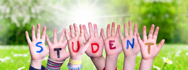 Çocuk Elleri Renkli Ngilizce Kelime Öğrencisi Arkaplan Olarak Güneşli Yeşil — Stok fotoğraf
