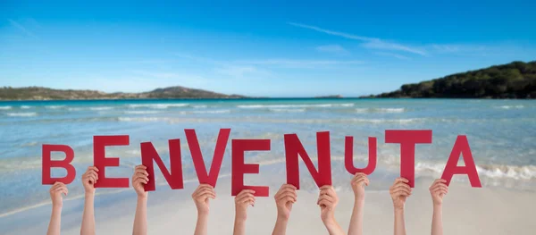 人们或个人建造意大利语单词Benvenuta意为 夏季海 滩背景 — 图库照片