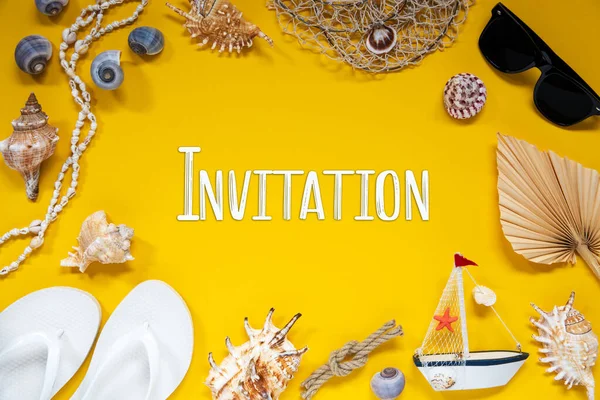 Flat Lay Angielskim Zaproszeniem Tekstowym Żółte Tło Letnich Morskich Akcesoriów — Zdjęcie stockowe