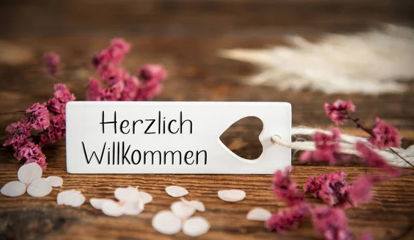 Fundo Natural Com Flores Roxas Etiqueta Com Palavra Alemã Herzlich — Fotografia de Stock