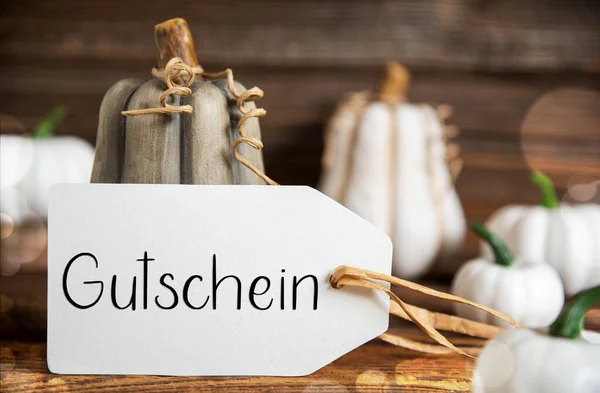 秋の装飾は 英語でバウチャーを意味するドイツ語のテキストGutscheinとラベル付きのパンプキン ロシアの秋の装飾 — ストック写真