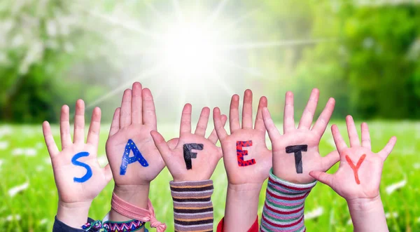 Дети Создают Красочное Английское Слово Безопасность Солнечный Зеленый Грасс Медоу — стоковое фото
