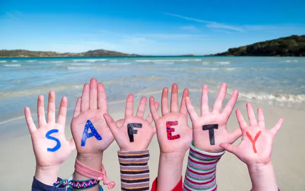 Kinderen Handen Bouwen Kleurrijke Engelse Word Veiligheid Zomer Oceaan Zee — Stockfoto