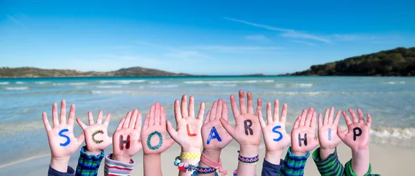 Παιδιά Χέρια Οικοδόμηση Πολύχρωμο Αγγλική Λέξη Υποτροφία Καλοκαίρι Ωκεανό Θάλασσα — Φωτογραφία Αρχείου