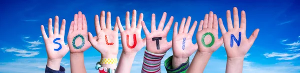 Дитячі Руки Побудувати Барвисте Англійське Слово Рішення Блакитне Небо Фон — стокове фото
